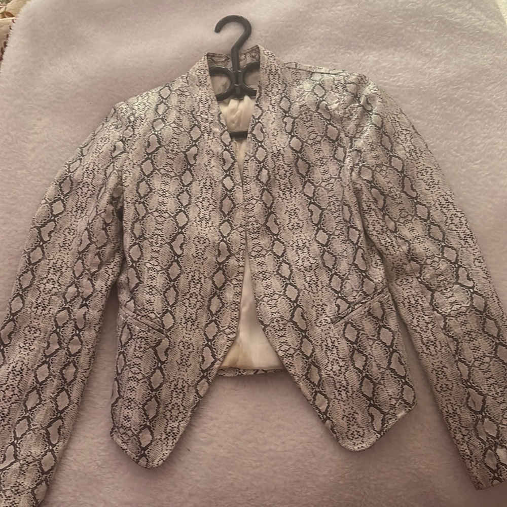 Short blazer, snake skin